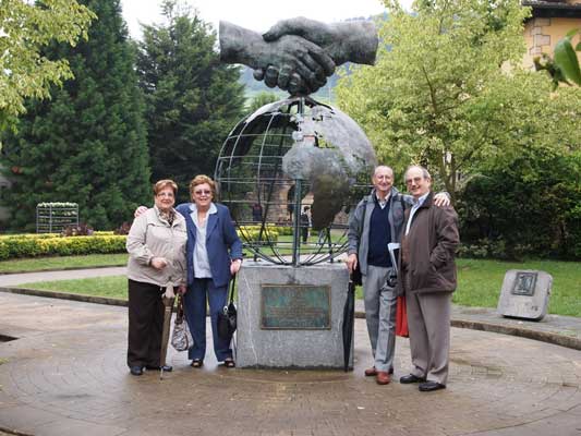 'Hermansoloña' Gobernuz Kanpoko Erakundeko arduradunak diren María Isabel Elorza eta José Antonio Urteaga, Maria Angeles Oñederra eta Joaquin Fernandes, bere senarra, Senidetzearen monumentuan