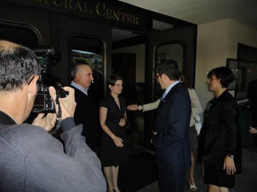 Patxi López es recibido a la entrada del 'Basque Cultural Center' de South San Francisco por la presidenta de NABO, Valerie Arrechea, y directivos de las entidades vascas locales (foto EuskalKultura,com)