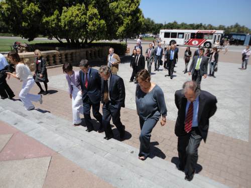 De izda a drcha en la parte central, Begoña Gil, mujer del lehendakari; el lehendakari López; provost Etchemendy; Michelle Alzola, traductora; y Guillermo Echenique, secretario general de Acción Exterior, a su llegada a Stanford (foto EuskalKultura.com)