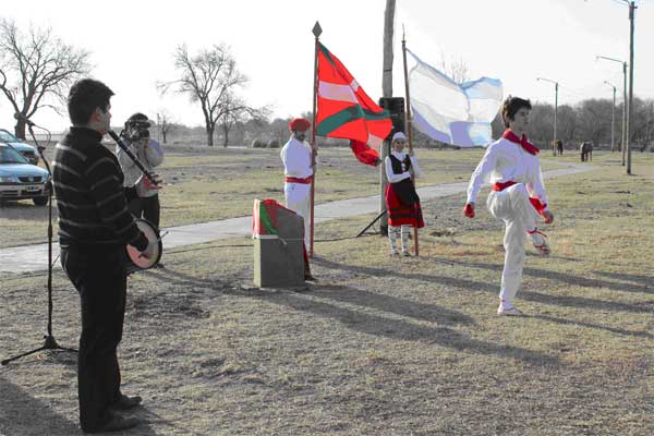 Acompañado por el txistu de José Noe Fernández Brizuela, Valentín Gortari bailó el Aurresku en la inauguración de la 'Plaza Euskal Herria', de Río Cuarto, en la provincia argentina de Córdoba.