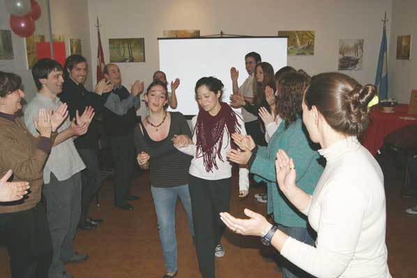Los integrantes del Ekin Dantzari Taldea hicieron bailar a la gente que se reunió a festejar San Fermin