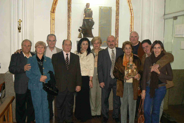 Momento de la recepción de la imagen de Nuestra Señora de Arantzazu por parte del CV de Chivilcoy del CV de Villa Mercedes, en la capilla de Arantzazu con la imagen de Arantzazu de Villa Mercedes al fondo, en mayo de 2007 (foto archivo EuskalKultura.com)