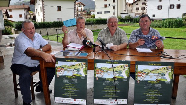 Organizadores del encuentro de 'Amerikanoak' en la rueda de prensa de presentación de la edición de Sunbilla: de izda a derecha, Jose Mari Arretxea, Fermin Zelaieta, Francisco Errandonea (alcalde de Sunbilla) y Jesus Mari Jorajuria (foto DiariodeNoticias)