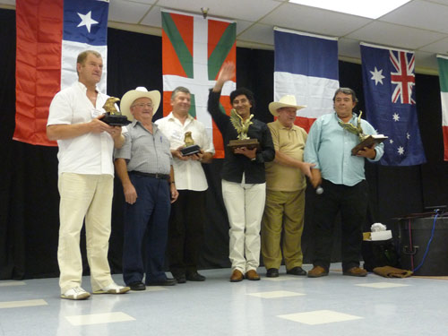 Los campeones del mundo (Angel Rivera y Juan Antonio Vicente) y los segundos clasificados (los hermanos aihertarras Roger y Pierre Mendiondo). Con sombreros, Pierro Etcharren, organizador de NABO, y José Luis García Loza, delegado de Euskadi