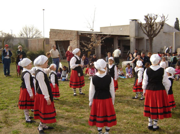 Bailes vascos en la fiesta del Día del Niño el pasado sábado en Caritas San Cayetano de Chivilcoy (foto EE)