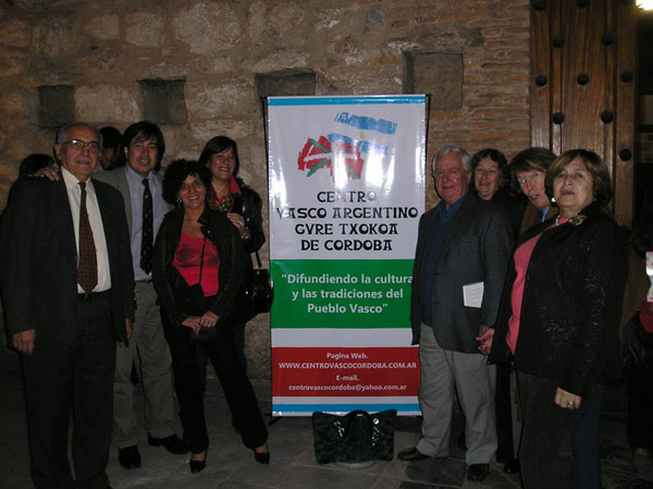 Los presidentes de los centros vascos de General Roca y Córdoba, Emma Trapaga y Alejo Martín (izda) junto a coreutas y asistentes a uno de los conciertos con programa de obras del compositor vasco Javier Busto