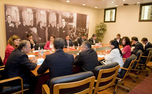 Los diputados de la delegación mexicana, reunidos en Vitoria-Gasteiz con una delegación vasca encabezada por Guillermo Echenique, secretario general de Acción Exterior (foto EJ)