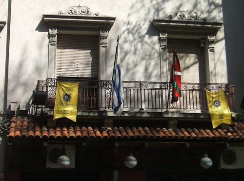 Fachada de la euskal etxea adornada con motivo del Día del Patrimonio (foto Euskal Erria EE)