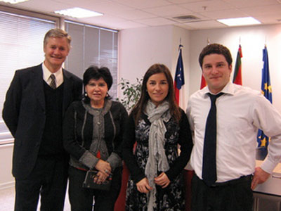 Asistentes a la reunión Emprebask-Delegación de Euskadi en Chile y Perú, con Alejandro Sande y Ana Urchueguía (los dos primeros de la izquierda) al frente (foto EJ)