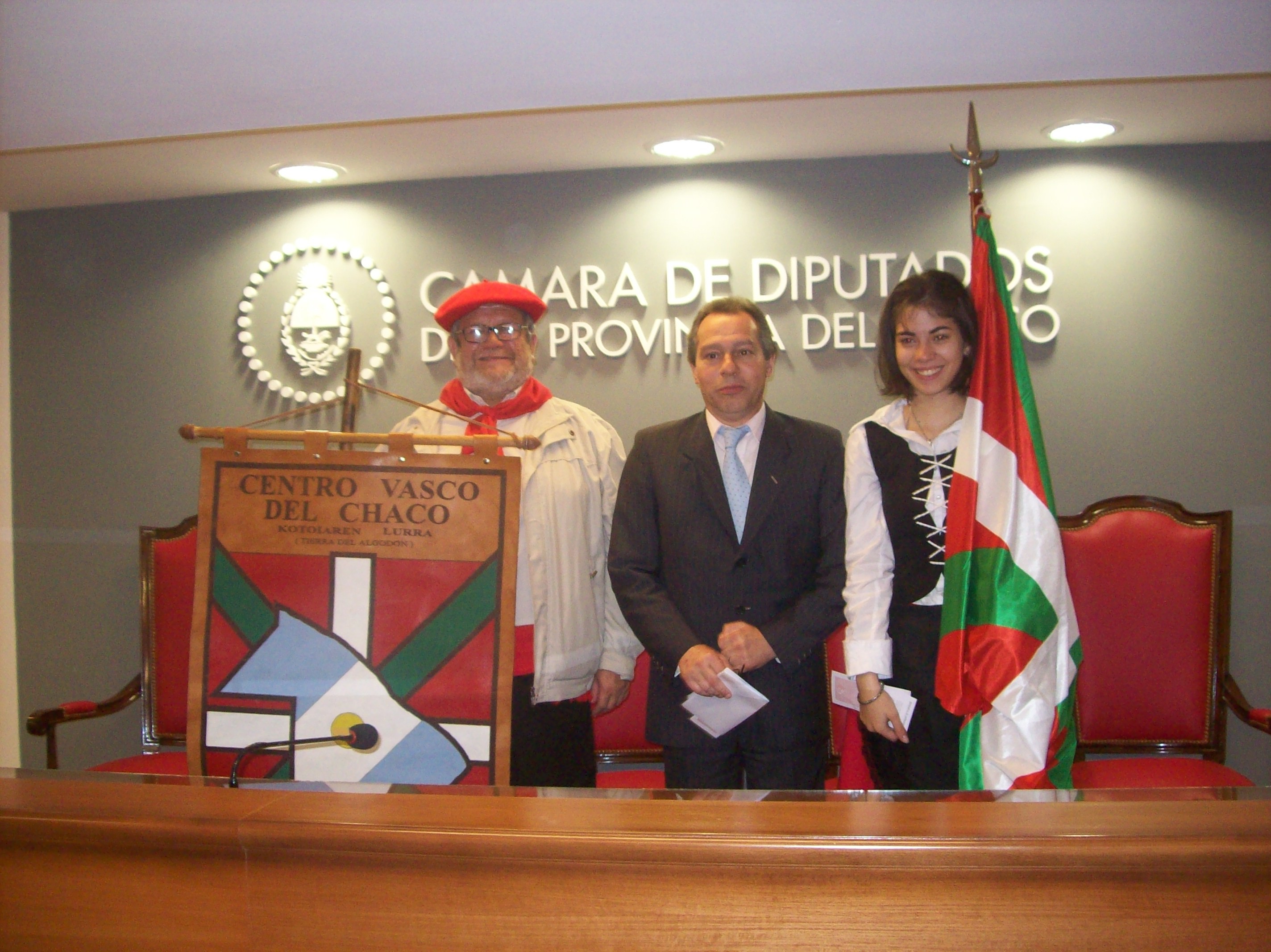 Oscar Bulacio y Mariana Echarri con el presidente de la Legislatura del Chaco, Juan José Bergia (foto Kotoiaren Lurra EE)