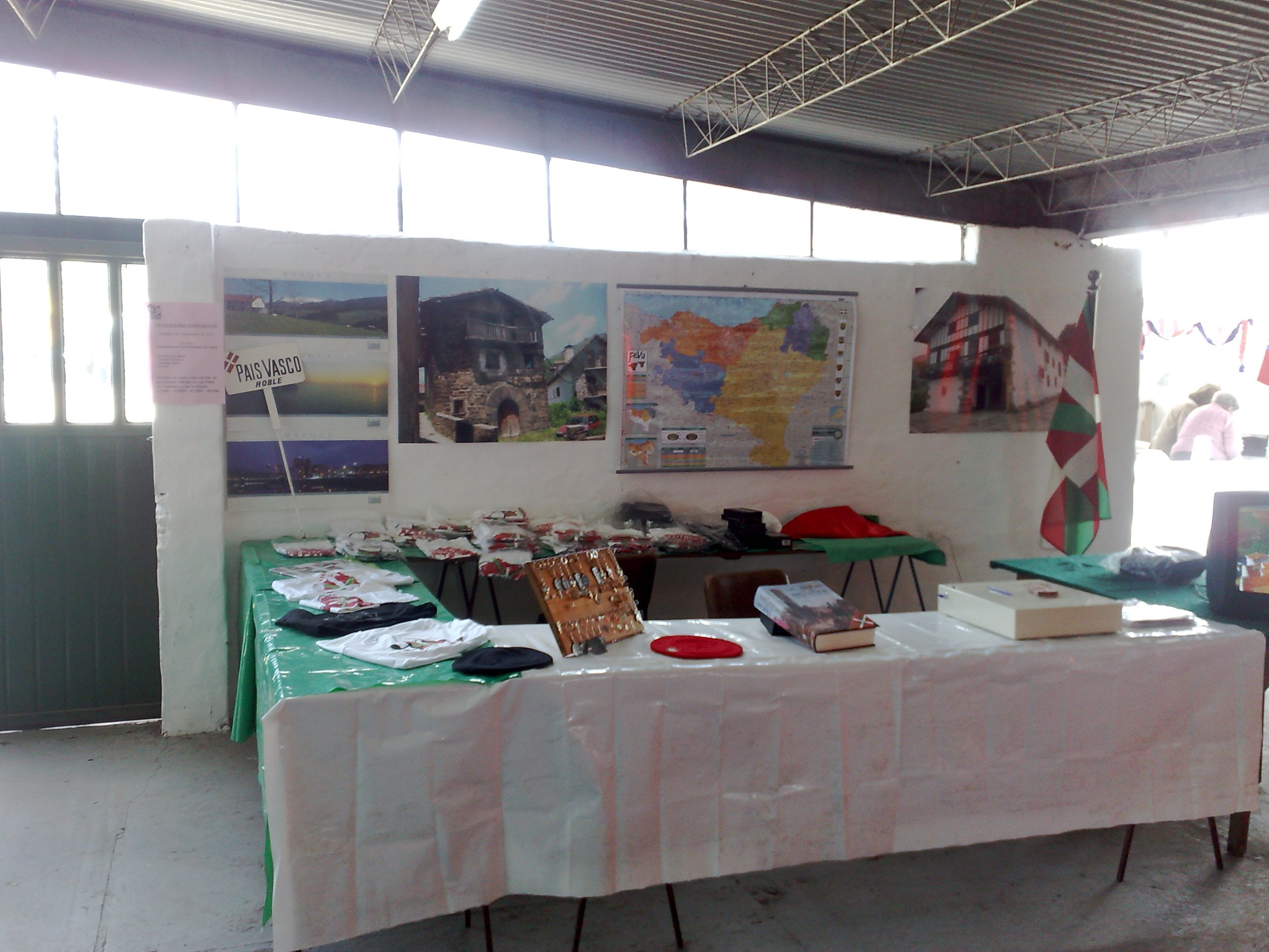 Stand vasco de la Euskal Etxea Arbola Bat en la feria Expo-Junín (foto Jorge Girolami-Arbola Bat)