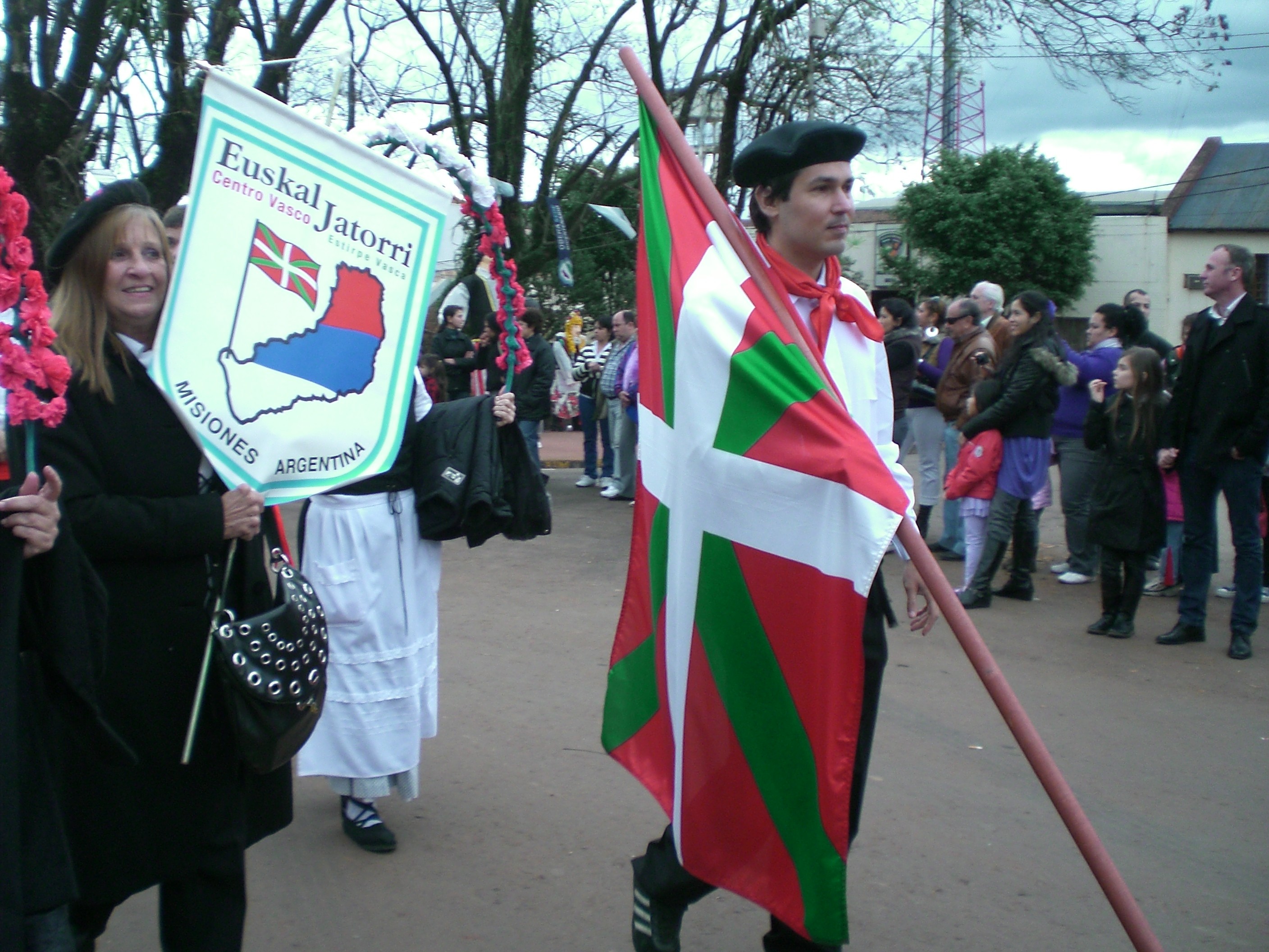 El abanderado y representantes de la Euskal Etxea en el desfile (fotos Euskal JatorriEE)