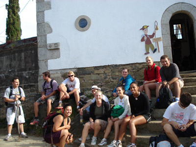 Alumnos del USAC realizando el Camino de Santiago en un curso anterior (foto USAC)