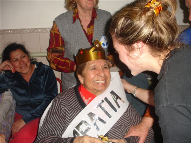 Una de las integrantes del grupo de dantzaris felicita a la ganadora del Premio a la Simpatía (fotos UrrundikEE)