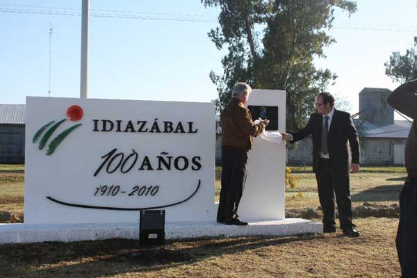 El alcalde del Idiazabal vasco Imaz Baztarrika junto a Kepa Oiarbide y el intendente local Eliberto Favalli inauguraron el monumento del Centenario