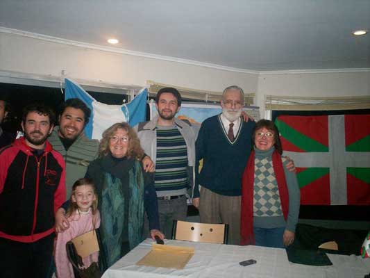 Gustavo Echandia y Pablo Cufre, profesores de euskera, Itati Bartolomei, Marita Echave, R. Askasibar, Mikel Ezkerro y Maria Celia Aguirre