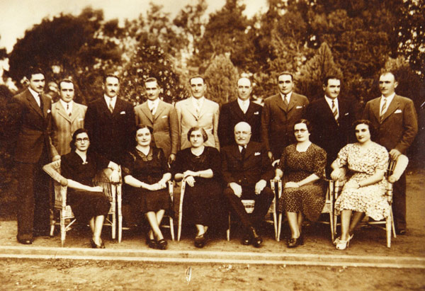 Juan Mateo Arrachea Amorena, Honoria Armasay y sus 13 hijos: sentados Honoria Adriana, Dolores, Honoria Armasay, Juan Mateo Arrachea Amorena, Maria Elena y Pilar; parados Abel, Hector, Pedro, Eugenio, Juan, Matias, Jose Ignacio, Juan Mateo y Clementino