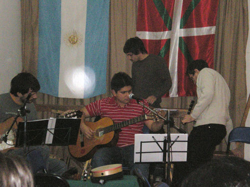 El ensamble de música vasca Baietz es uno de los grupos que firma la carta de denuncia hacia la Comisión Directiva del Centro Vasco Gure Txokoa de Córdoba, que preside Alejo Martín.