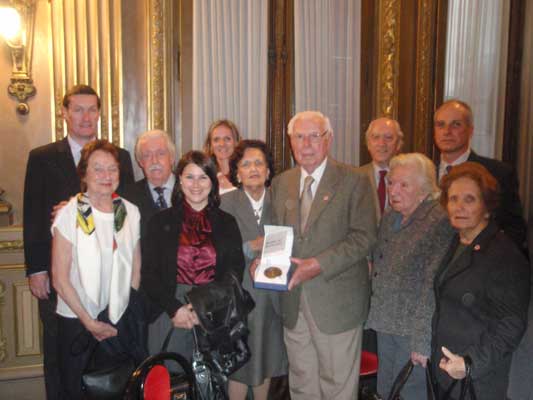 El presidente de la Asociación Euskal Echea, Juan Bernardo Etchegoin, tras recibir el galardón, junto a miembros y amigos de la institución (foto EuskalKultura.com)
