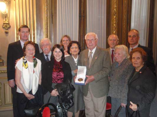 Buenos Airesko Euskal Echea erakundeko lehendakari den Juan Bernardo Etchegoin, erakundeko kide eta lagunekin (argazkia EuskalKultura.com)