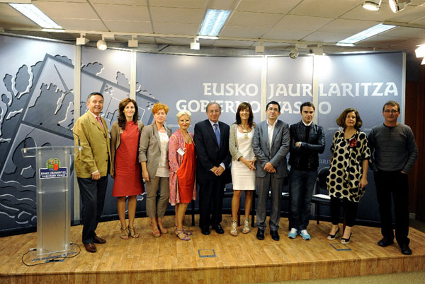 Guillermo Echenique y la consejera de Turismo Pilar Zorrilla (en el centro) en la presentación ayer de la Semana de Euskadi en la Expo, junto a otros de los participantes en Shanghai (foto Irekia)