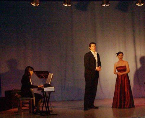 El tenor vasco argentino Javier Ibaldo, junto a la soprano Natalia María Petrelli y la pianista Mariana Ficher