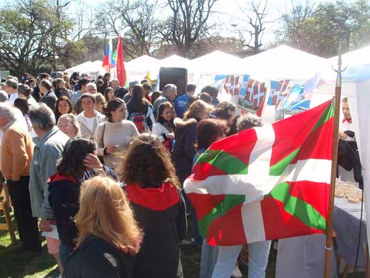 Los vascos presentaron dos stans en la Fiesta del Día del Inmigrante de Buenos Aires (foto EuskalKultura.com)