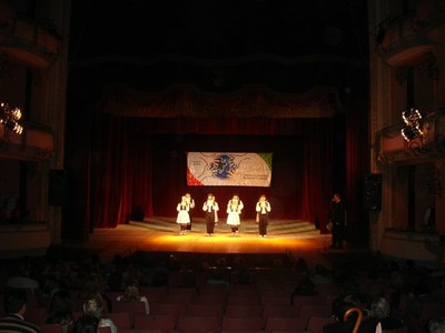 Imagen de los dantzaris de Urrundik durante su intervención en el Teatro Municipal 3 de Febrero de Paraná con motivo de la celebración del Día del Inmigrante 2010 (foto UEE)
