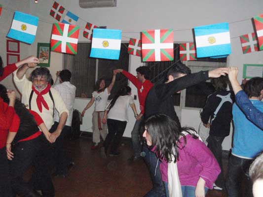 Dantzaris de Ibai Ondoko Etxea y Ekin Dantzari Taldea bailaron juntos en la II Edición del Jauzi Eguna de Buenos Aires (foto EuskalKultura.com)