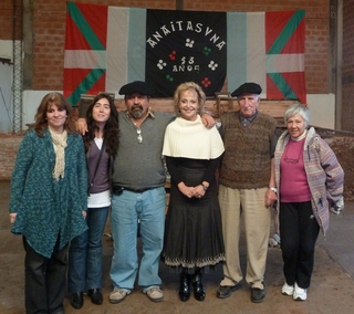 Elvira Cortajarena (centro) con representantes de la Euskal Etxea de Maipú (foto Irekia)
