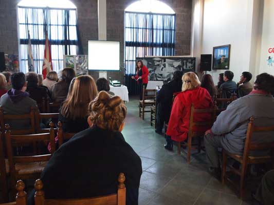 La profesora Elena Itcea Gorazurreta durante su charla en el salón principal de Toki Eder (foto EE)