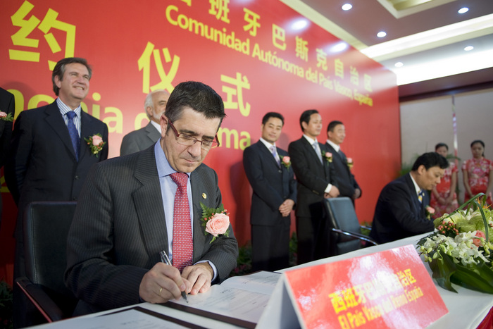 El lehendakari Patxi Lopez durante la firma de acuerdos con los gobiernos de Kunshan y Qiandeng (foto Irekia)