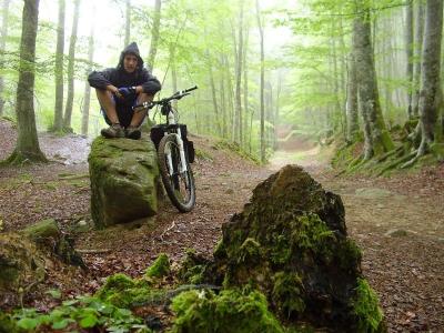 Atseden hartzen, Aizkorriko mendilerroko maldetan gora galduta San Adriango tunelaren bila (argazkia J.Salvarredi)