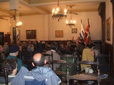 Josu Hormaetxeak 'Titanic-eko bidaiariak: Ramon Arteagaveytiaren azken bidaia' aurkezteko Montevideoko Euskal Erria Euskal Etxean eman zuen hitzaldian (argazkia EEEE)