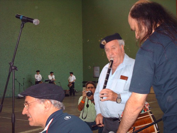 Jose Iriartecon su txistu y tamboril, en el frontón de Eusko Etxea de Caracas en una foto de archivo (foto gentileza de Pedro Arriaga)