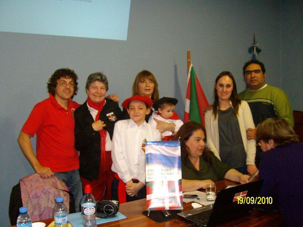 En el centro de la imagen, sentada y charlando tras la charla con una persona de la audiencia, Laura Nobile, con algunos miembros de la colectividad vasca de Laprida y Olavarria (foto MEArrondo) 