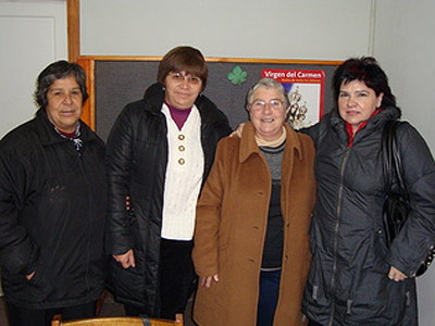 Ana Urchueguia, lehena eskuinetik, aurreko biltze batean, Txileko Huilco herrian Jaurlaritza laguntzaile lanean ari diren lekaime edo serora karmeldar batzuekin (argazkia Irekia)