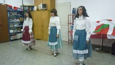 Miembros del cuerpo de baile de General Villegas en plena representación del Día del Dantzari (foto Beti Aurrera) 