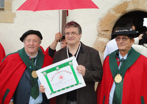 Joseba Etxarri tras recibir el pasado domingo en el castillo de Ezpeleta el diploma y el medallón de caballero de la Cofradía del Pimiento de Ezpeleta (foto EuskalKultura.com)