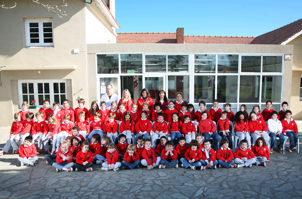 Fotografía de los alumnos de la Ikastola de Necochea en el presente curso escolar 2010 (foto Ikastola Necochea)