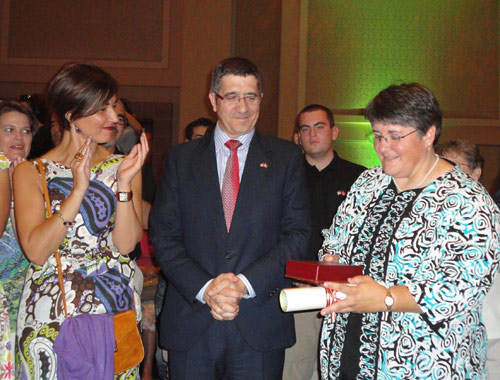 La vasca norteamericana Patty Miller, directora del Museo Vasco de Boise, recogió el pasado mes de julio en su ciudad natal de manos del Lehendakari el 'Lan Onari' (foto EuskalKultura.com)