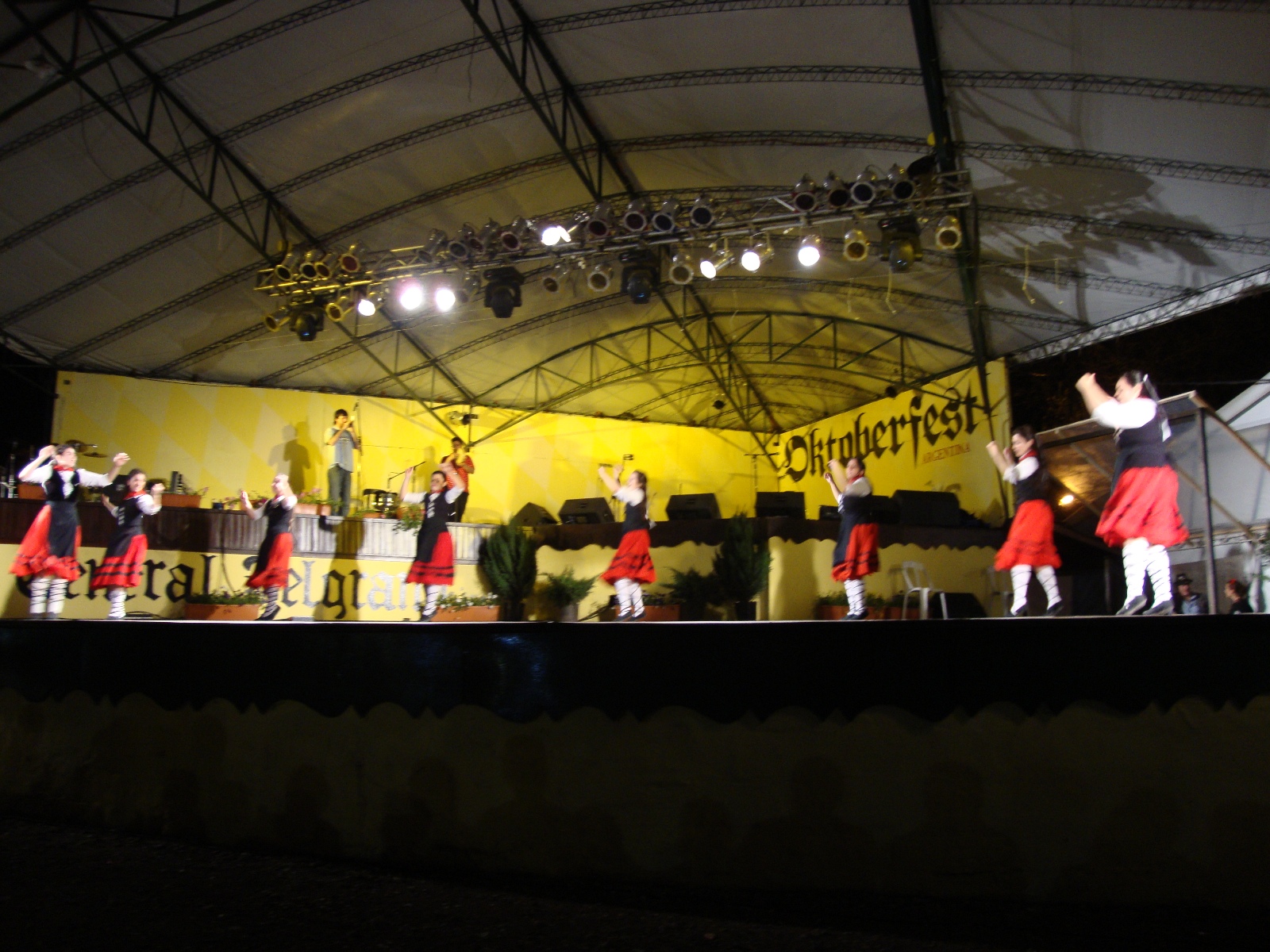 Los miembros de Txotx! y Baietz de Córdoba en plena atuación del Oktoberfest 2010 de Villa general Belgrano el pasado 5 de octubre (foto EE)