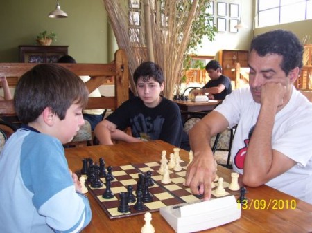 Imagen de una de las pardidas del torneo (foto Círculo Paranaense de Ajedrez)