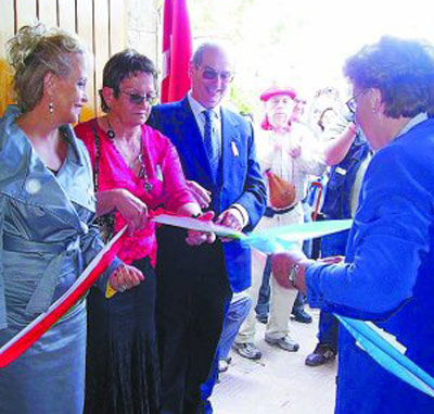 Jose C. Paz-eko Toki Eder Euskal Etxearen egoitza inauguratzea: ezker-eskuin zerrenda inguruan, Elvira Kortajarena, Maria Luisa Geiszer, Jose Antonio Urteaga eta Maria Angeles Oñederra