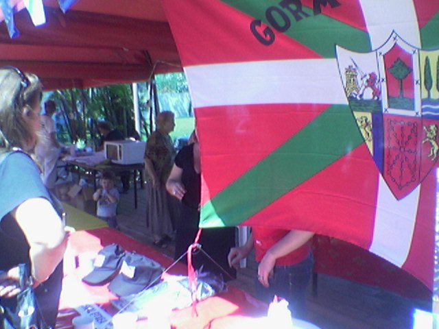 Imagen del stand vasco, que ofreció pintxos y raciones a quienes se acercaron (foto EE)