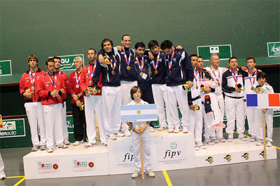 Joseba Bilbao, el primero por la izquierda en el podio de Argentina (foto FIPV)