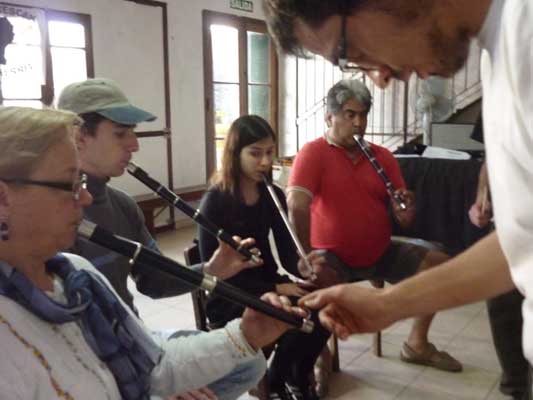 Los integrantes del grupo 'Baietz' ofrecieron diversos talleres sobre instrumentos musicales vascos en San Nicolás. En la imagen, tocando el txistu.