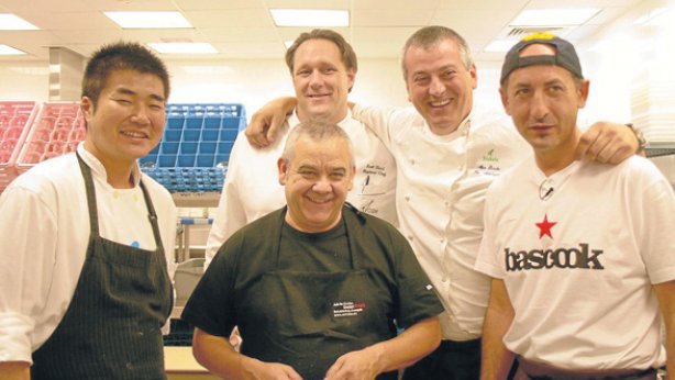 Junto al chef local, los cocineros Dani García (centro), Aitor Basabe (segundo por la derecha) y Aitor Elizegi (primero) en el Bar Basque (Foto N F)