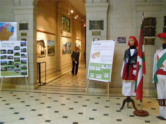 La muestra "Caseríos Vascos" se expuso en salas importantes del Museo Bernardino Rivadavia, entre ellas, el hall de entrada y las galerías de acceso