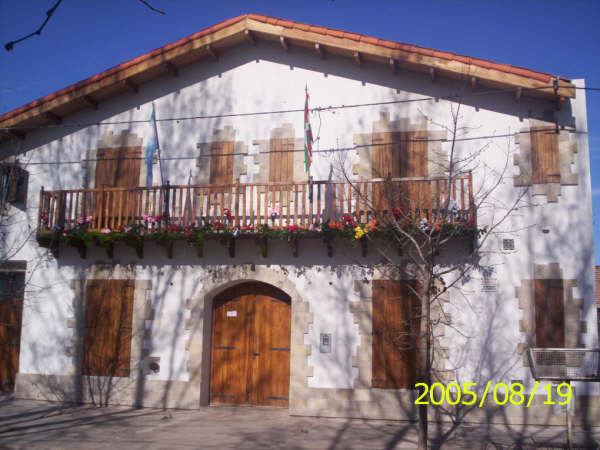 Aspecto exterior de la sede del Centro Vasco 'Guillermo Larregui' de Chacabuco, en la argentina provincia de Buenos Aires